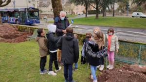 Les enfants des Francas assistent à la plantation des nouveaux arbres